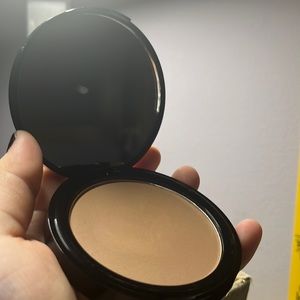 Selling a bronzer  that gives a beachy glow